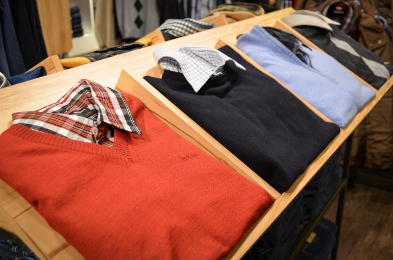 magasin-GRASSE-min_sweater_sweaters_shirts_exhibition_shop_shopping_shelf_buy-940699